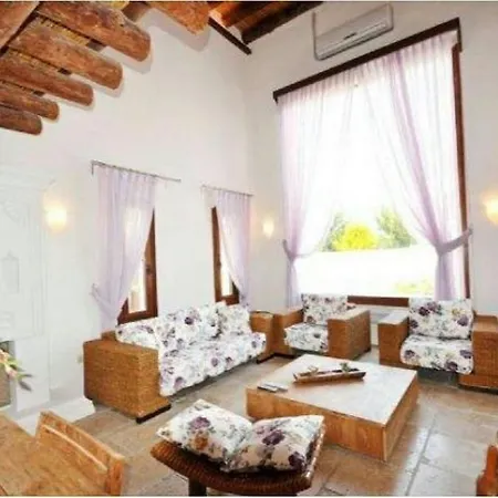 Murat With Private Pool فيلة يالِكافاك